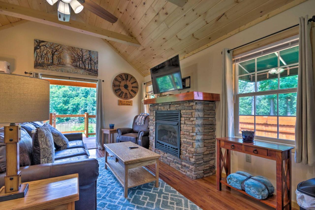 Cozy Riverfront Cabin With Private Deck And Hot Tub! Брайсон-Сити Экстерьер фото
