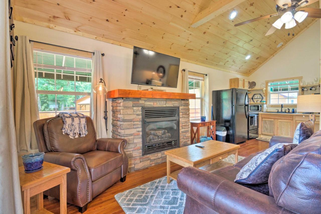 Cozy Riverfront Cabin With Private Deck And Hot Tub! Брайсон-Сити Экстерьер фото