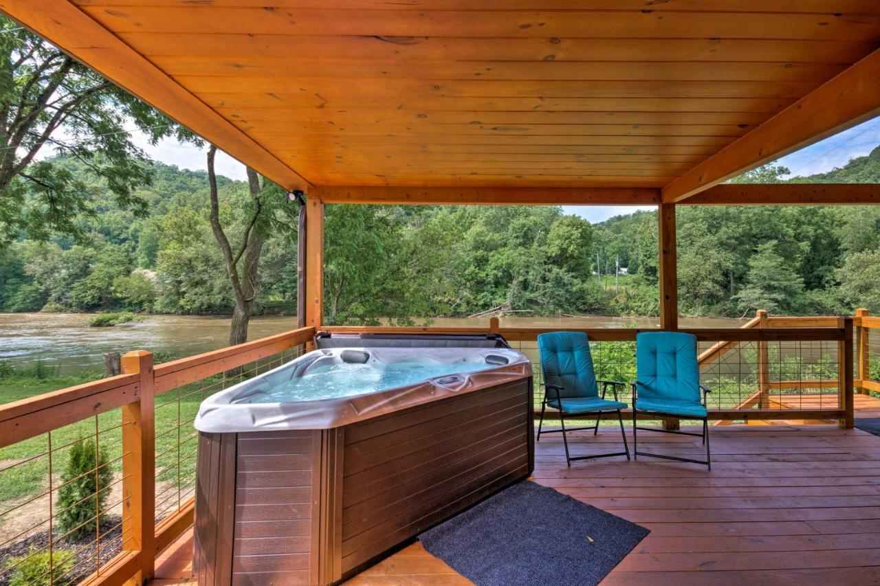 Cozy Riverfront Cabin With Private Deck And Hot Tub! Брайсон-Сити Экстерьер фото