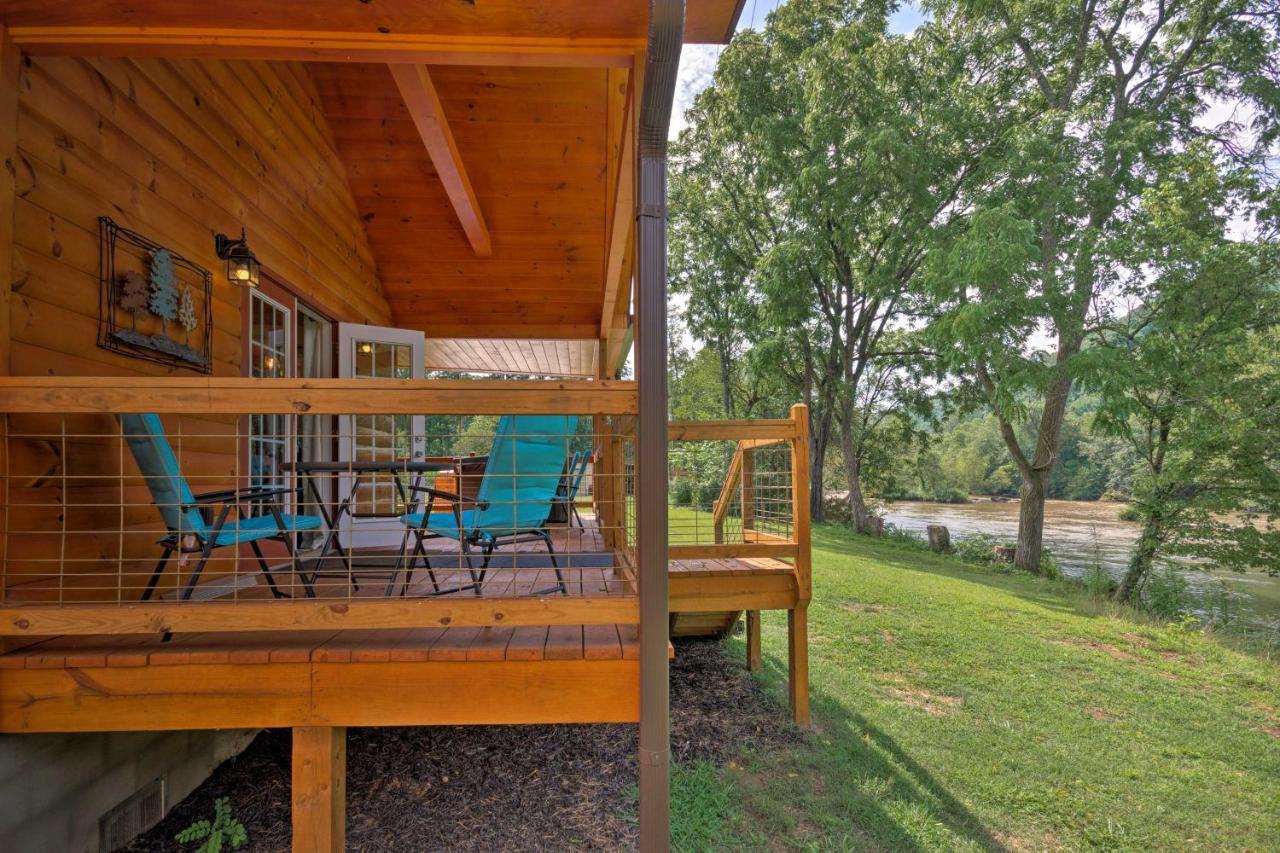 Cozy Riverfront Cabin With Private Deck And Hot Tub! Брайсон-Сити Экстерьер фото